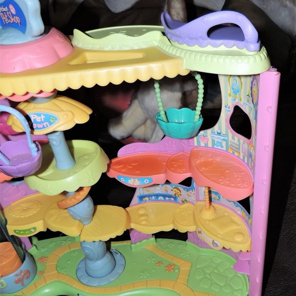 Littlest Pet Shop Round & Round Pet Town - Picture 3 of 9